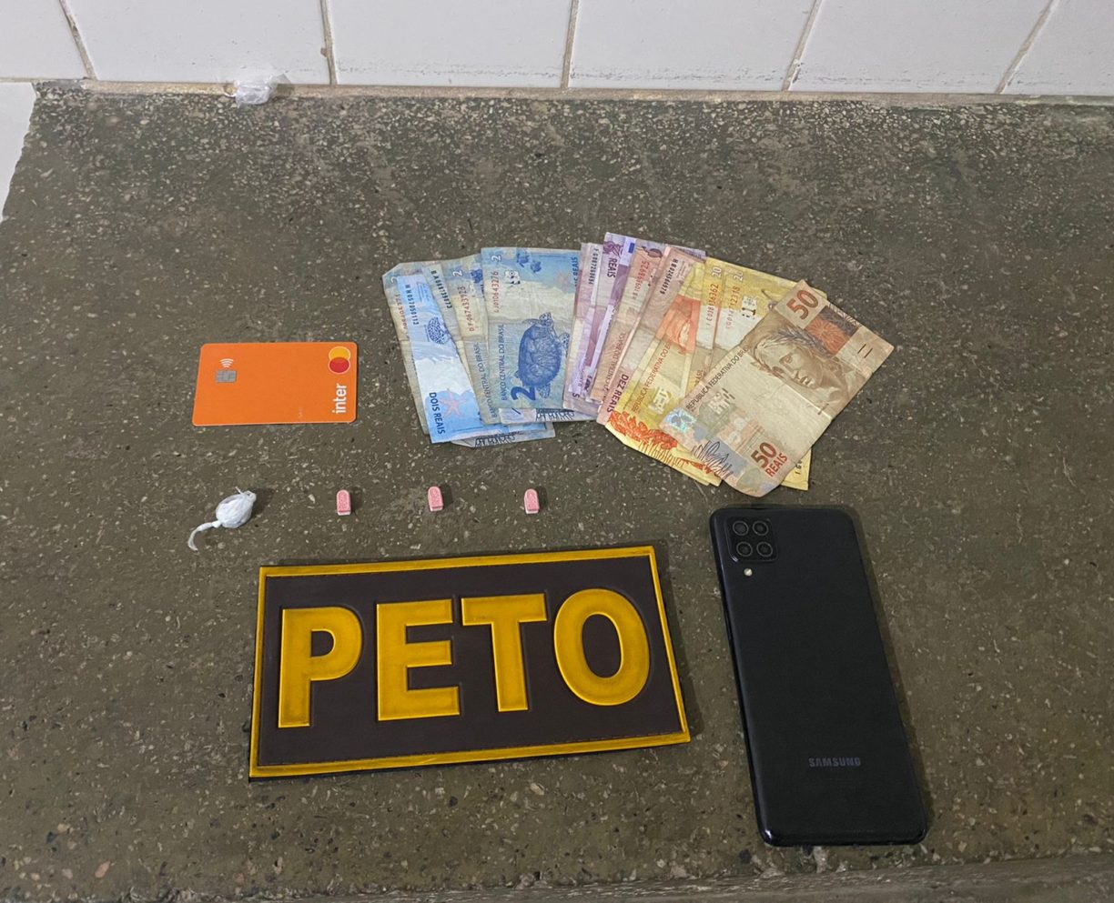 Brumado: Bicho ousado! PETO prende Cu de galinha traficando na frente do Posto Policial na Festa do CDL