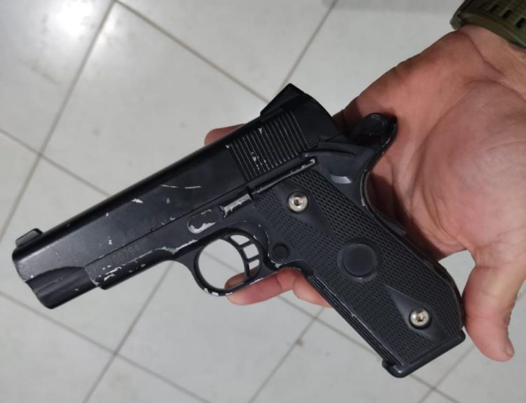 PETO prende Cu de Chuchu com simulacro de Arma de Fogo na Festa de “Jânios Quadros”