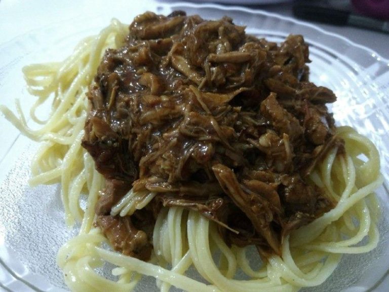 Domingo é dia do é de cumer no efuxico | Ragu de Sobras de pernil com linguini (macarrão)