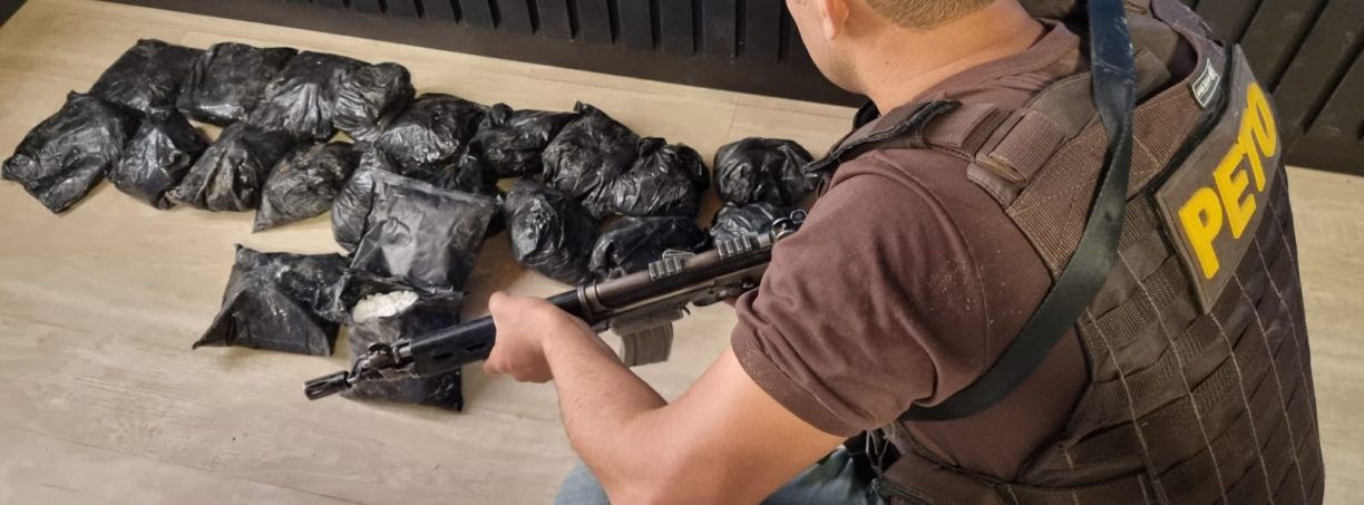 Em Conquista, Militares retornam com um trator e descobrem mais 21 kg de basta base de cocaína escondidos na fazenda do Pombo Sujo Morto em Confronto.