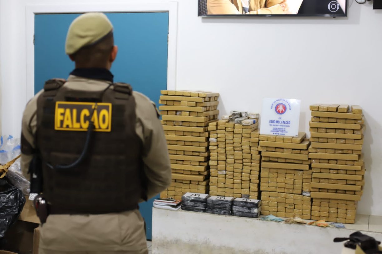 Tá Gostosinho! Militares do Esquadrão Falcão apreendem cerca de meia tonelada de drogas e prende Cu de Galinha que deu o leite.