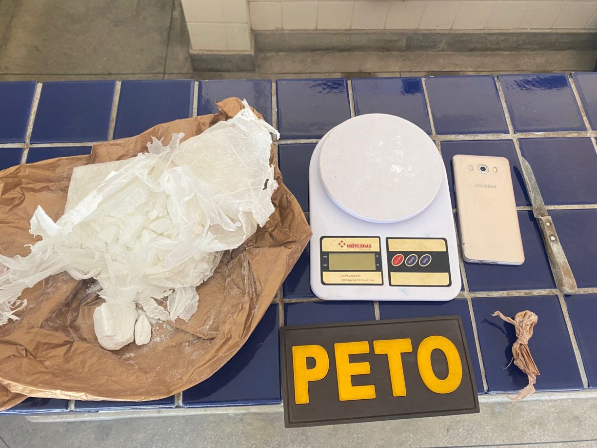 Brumado: PETO apreende cerca meio kg de Pó na Malhada Branca, dois lazarentos foram presos.