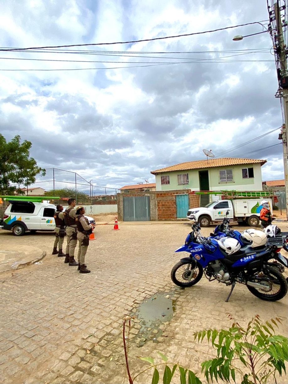 Operação  “Eu acho que vi um gatinho”: Em Brumado, equipes da Coelba e Polícia Militar realizam operação de combate ao Furto de energia nos Brisas.