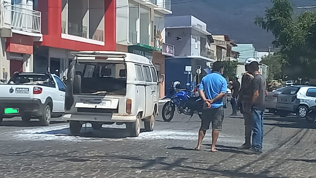 Brumado: PETO ajuda a apagar o fogo na traseira da Perua.