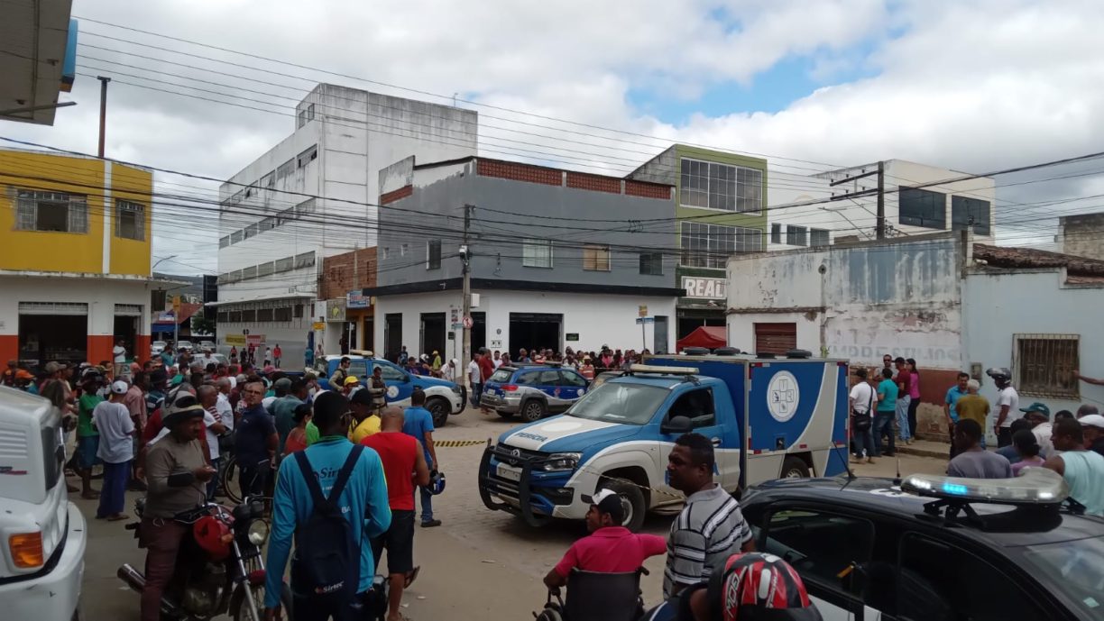 Cramunhão tem o Auxílio Brasil cancelado durante Pega Ladrão no Centro de Jequié.