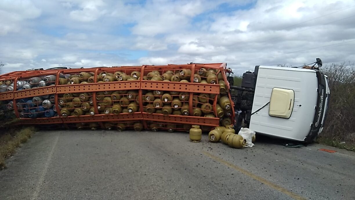 Tudo parado! Carreta virada deixa trânsito obstruído na região de Pé de Serra