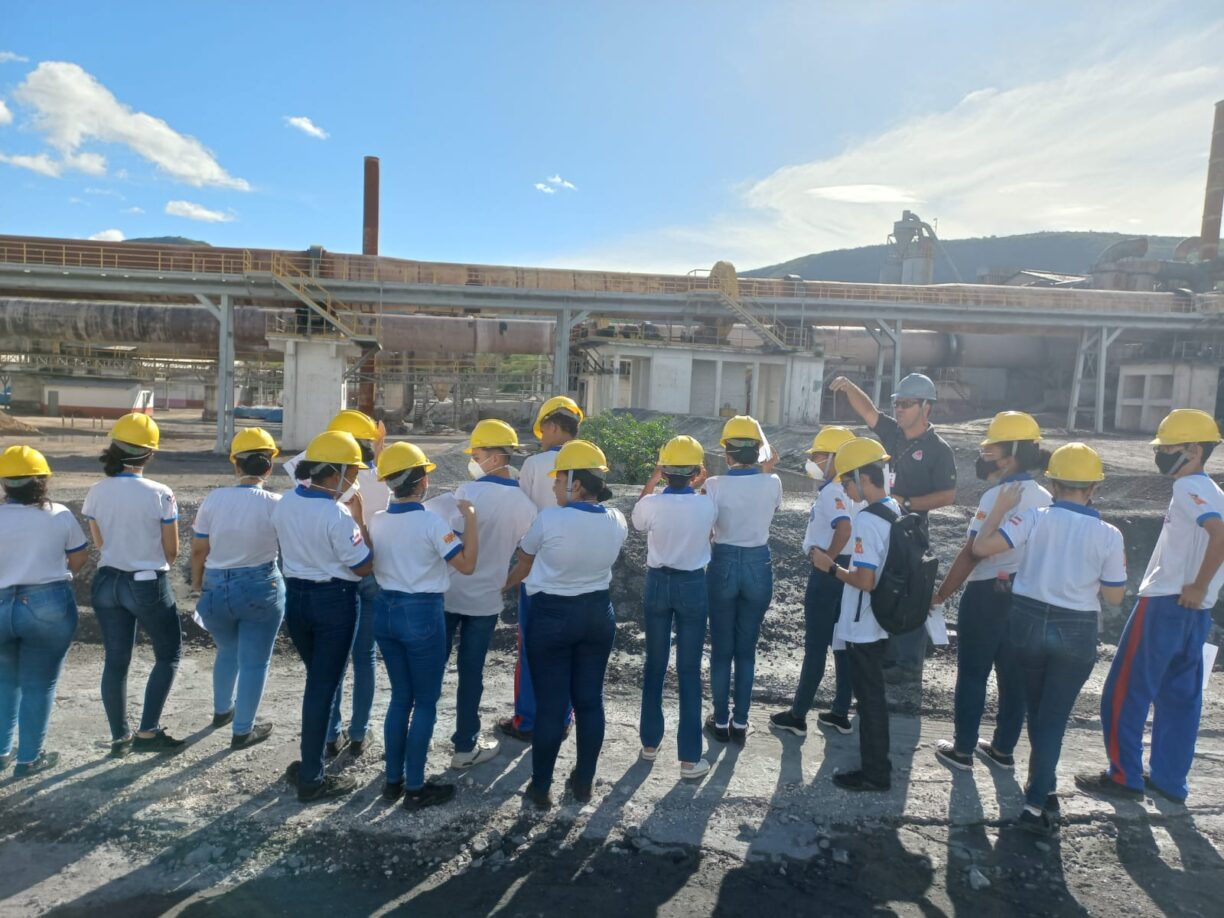 Alunos da Escola de Metodologia Militar Idalina participam de visita técnica a mineradora IBAR