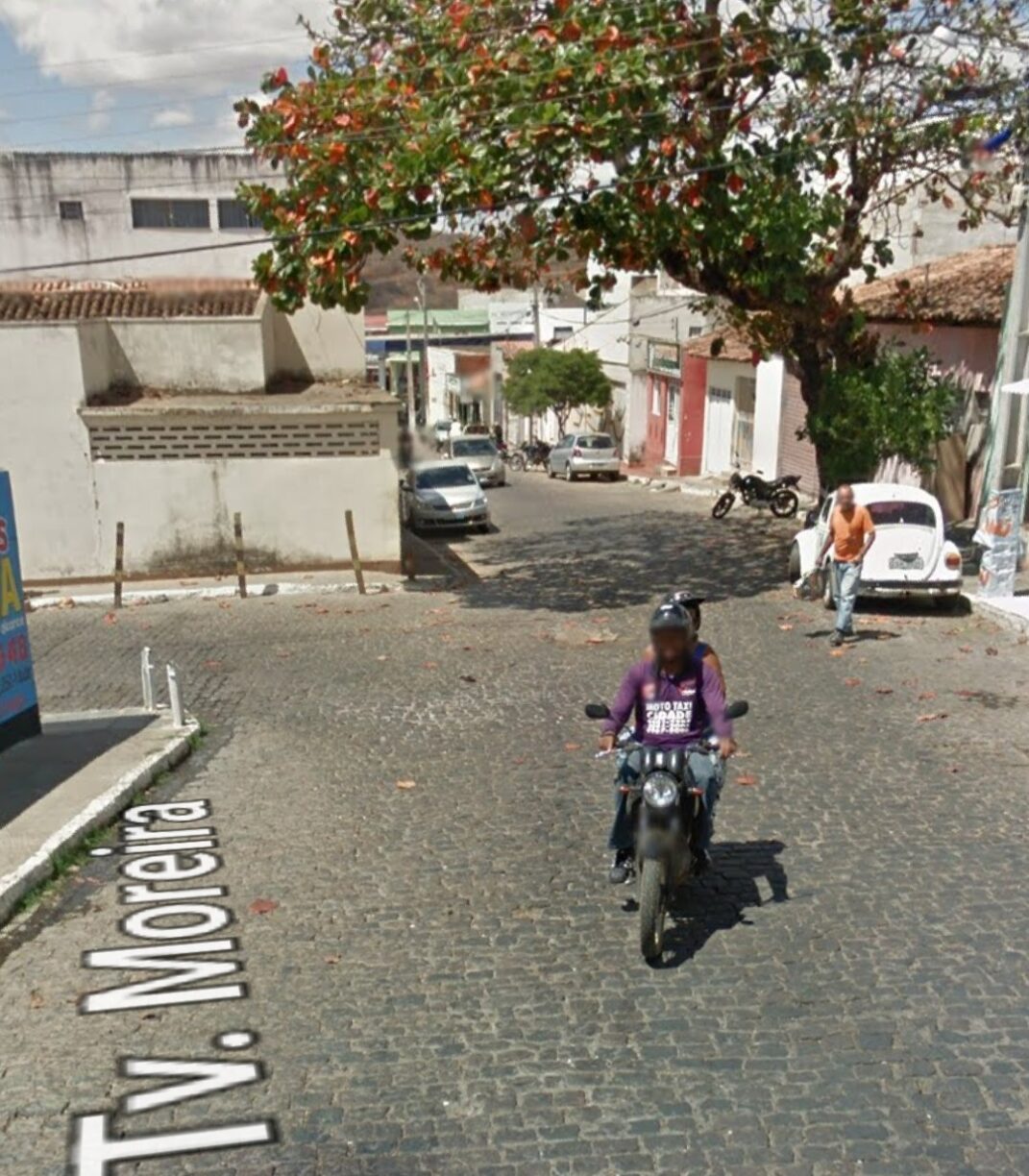 Pegue a visão: Pau pra toda obra! Policiais Militares atuam em incêndio na rede elétrica no Centro de Brumado.