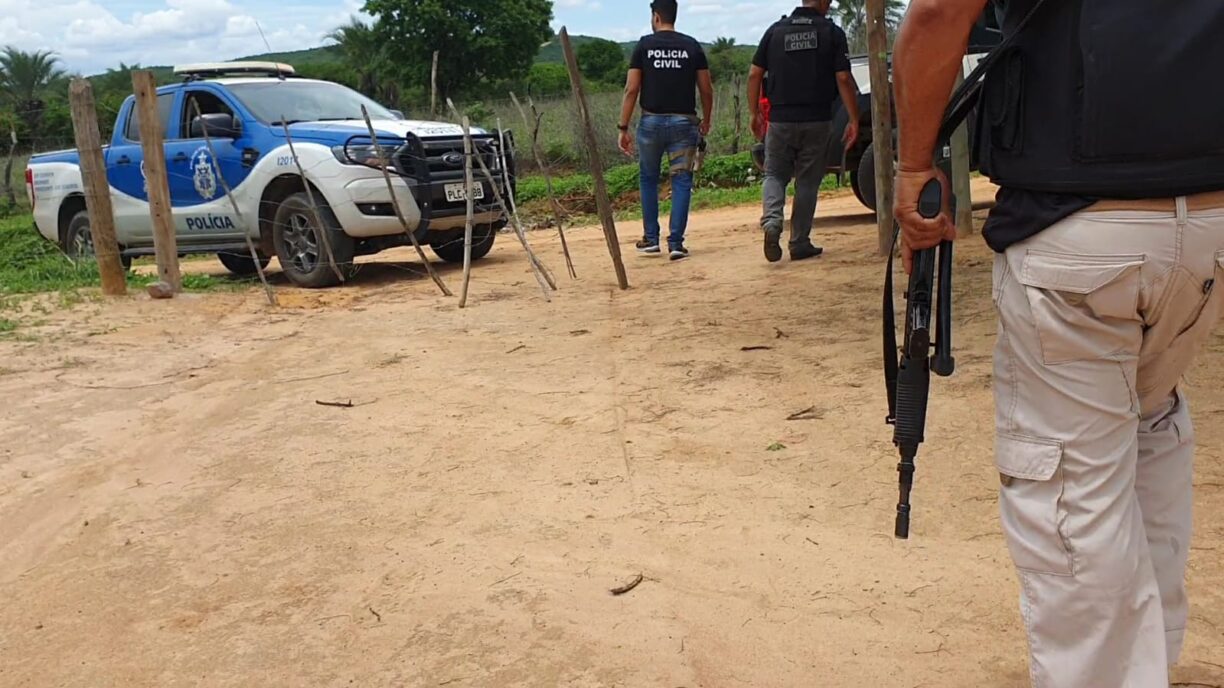 Operação Unum Corpus: Polícia Civil deflagrada operação no Centro e na Zona Rural, Um lazarento tá foragido, arma e droga apreendidas, em Brumado.