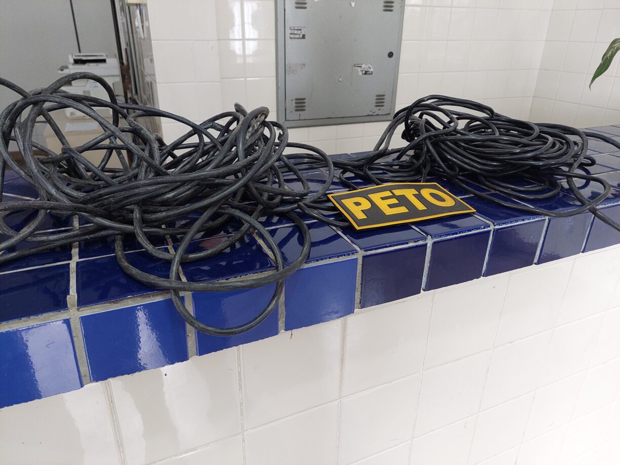 Brumado: Cu de Galinha é abordado com mais de 50 metros de cabos elétricos sem procedência na Feira Livre.