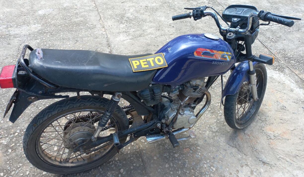 Brumado: Polícia Militar apreende Cabrita com numeração de motor raspada durante baculejo no centro comercial.