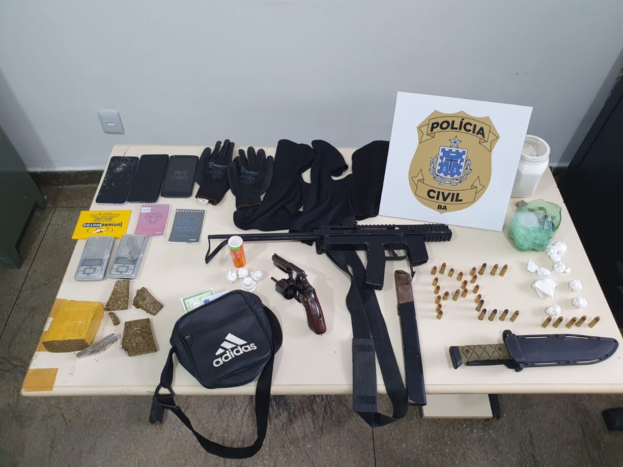 Brumado: Em resposta rápida ao homicídio ocorrido no último dia (07), Polícia Civil aprende drogas e armas no Baraunas, duas Almas sebosas foram presas.(Assista)