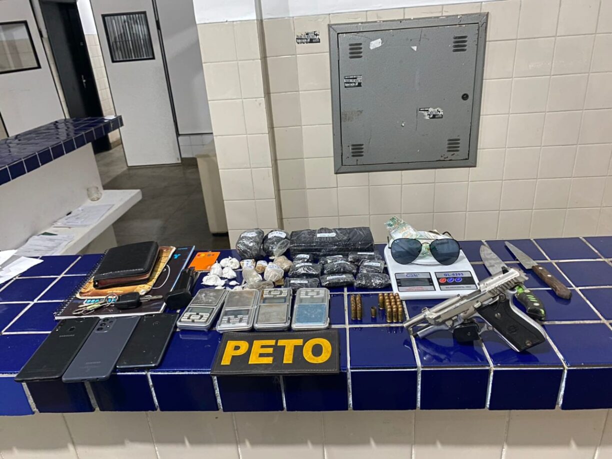 Em Brumado, Policia Militar estoura ponto de venda de drogas após tiroteio na rua da biqueira, o baleado tá preso e dois “acoeteiros” sendo investigados.
