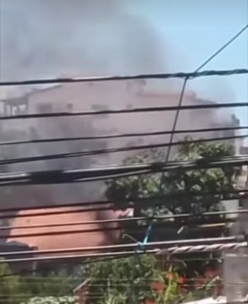 Assista: Incêndio atinge residência de idoso no São Felix, em Brumado.