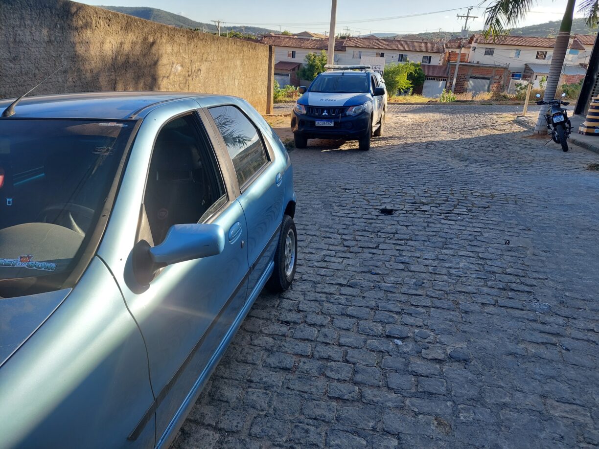 Em Brumado, Cumelento vai ao brega, se apaixona pela prostituta, tem carro levado e toma uma surra dos “parceiros” ao tentar reaver o veículo.
