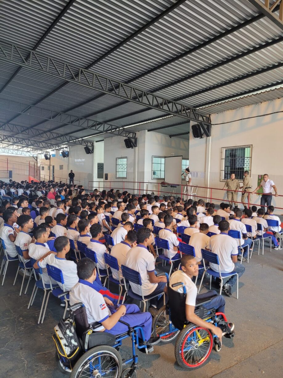 Escola integral de Metodologia Militar Idalina Azevedo Lobo realiza homenagem ao dia Internacional da Mulher