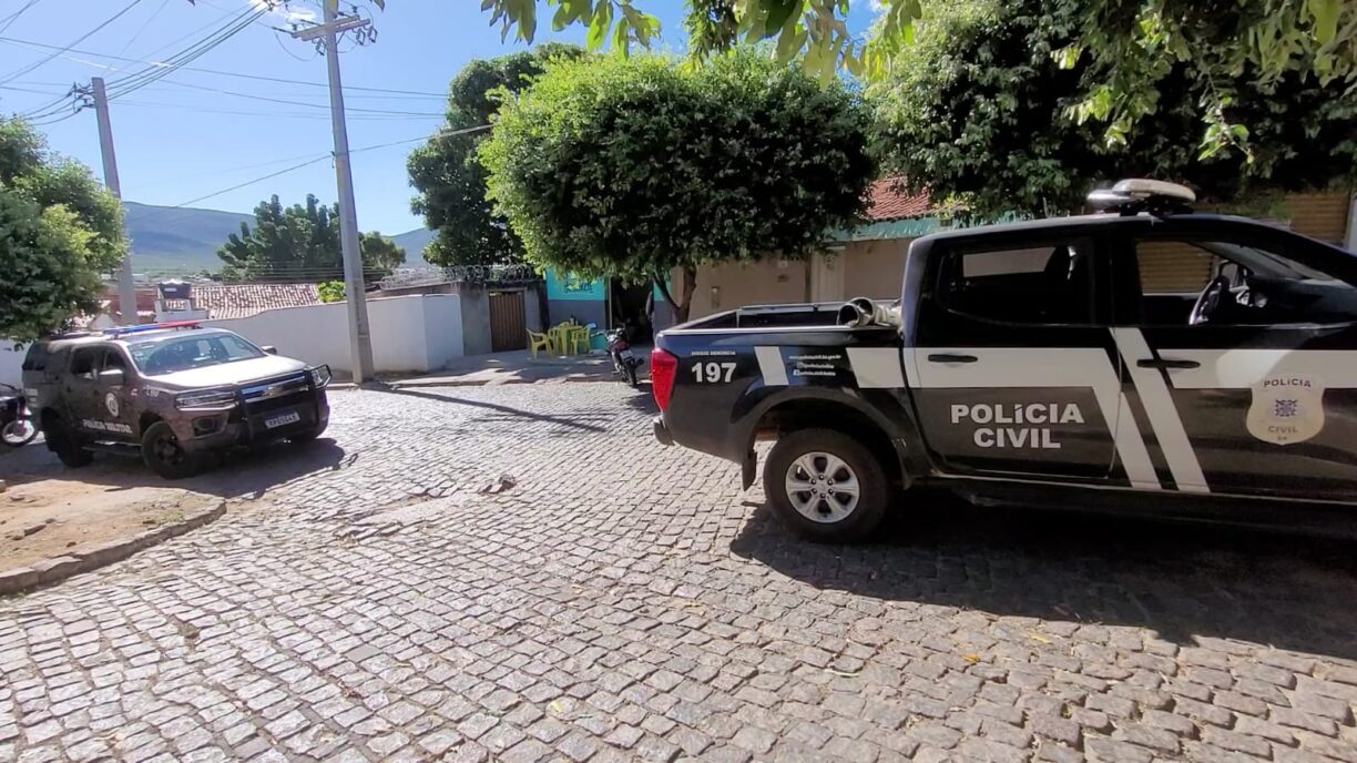 (Assista) Em Brumado, Operação Conjunta apreende Revólver no Bar de Leo Perninha no São Felix, no local ocorreu um homicídio no mês passado.