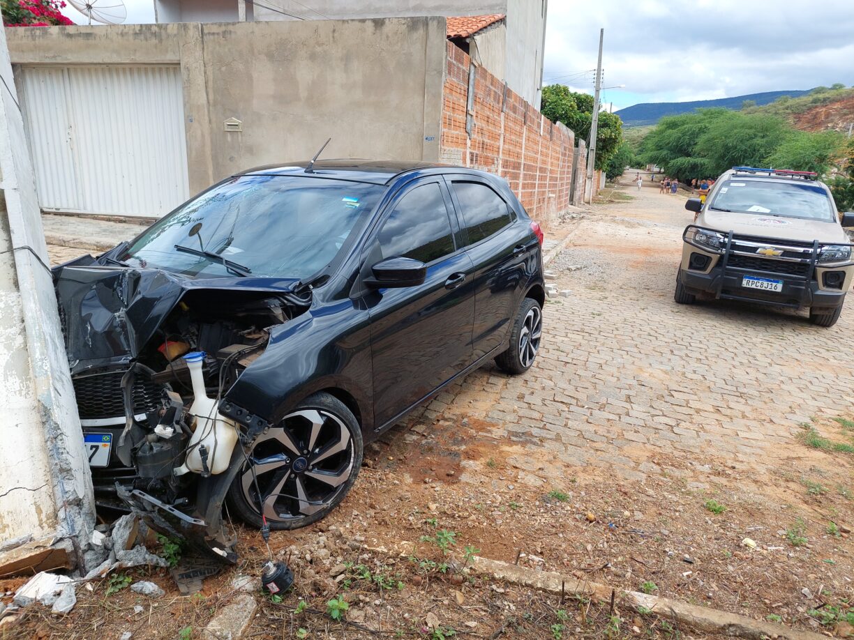 Cu de Galinha derruba poste com carro de coisinha e imóveis da Urbis II e Bom Jesus ficam sem energia em Brumado.