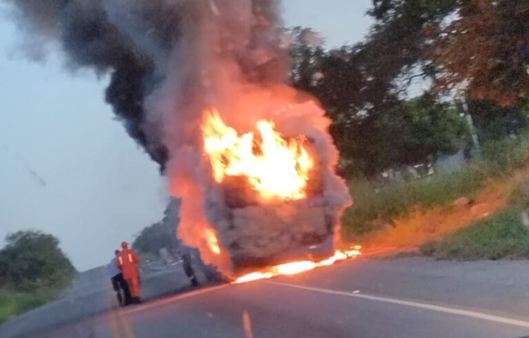 (Assista) Busão da Horizonte Novo pega fogo no trecho da BA-262 entre Anagé e Vitória da Conquista.