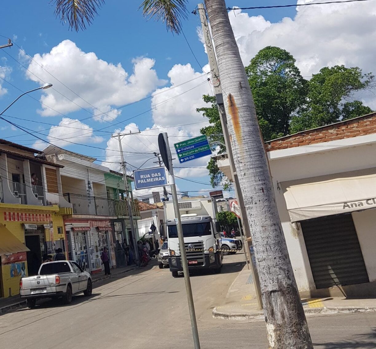 Motorista de 55 anos morre esmagado após parar em fila dupla, em Guajeru.