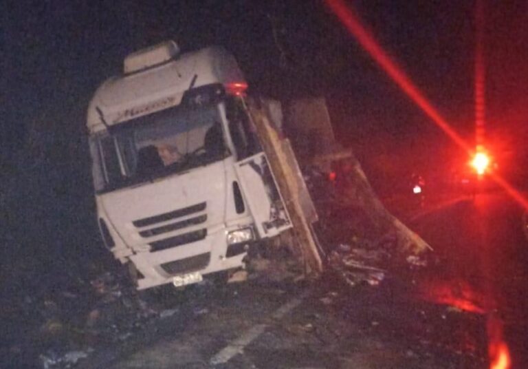 Caminhão de laticínios de Minas Gerais tomba na BA 120 trecho de Ibirataia-BA