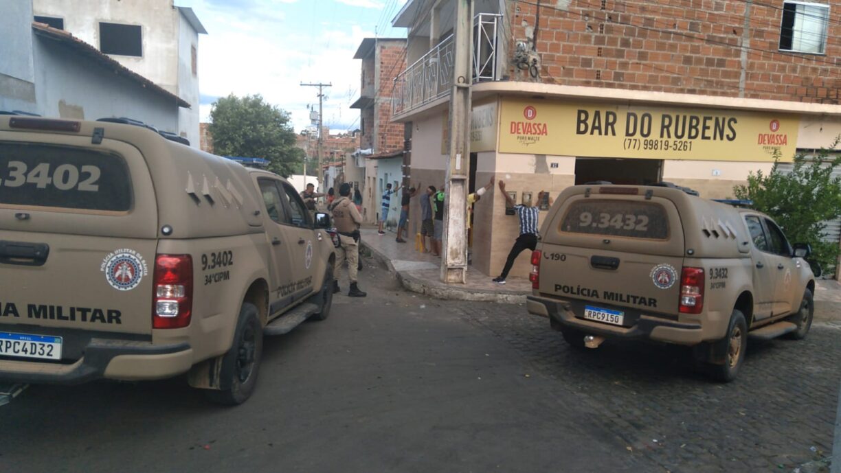 Operação dia do trabalhador: Cu de Galinha é detido suspeito de tráfico drogas durante baculejo em Brumado.