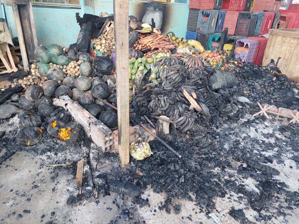 Brumado: Comerciante tem barraca incendiada na Feira Livre, proprietária contabiliza R$ 15 mil de Prejuízo.