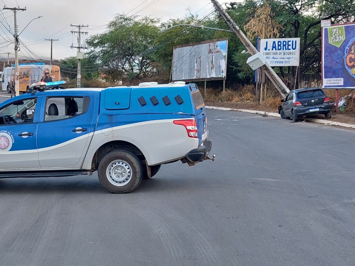 Brumado: Motorista perde controle da direção e carro derruba poste na curva do Passarela
