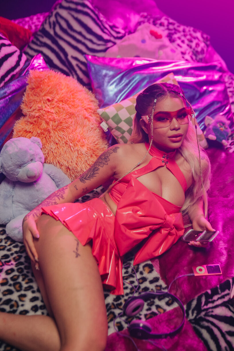 Sábado é dia de fuxico musical: Treyce lança clipe de “Favela”, uma versão brasileira de “Umbrella” da Rihanna