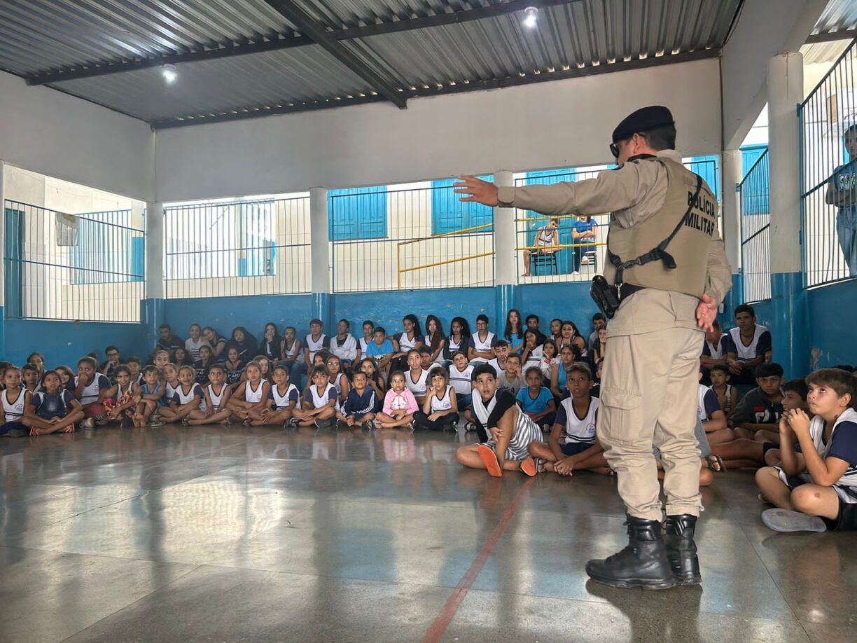 Brumado: Policiais do 24º Batalhão de Polícia Militar visitam escola municipal de Tempo Integral Ana Rodriga Teixeira em Cristalândia.
