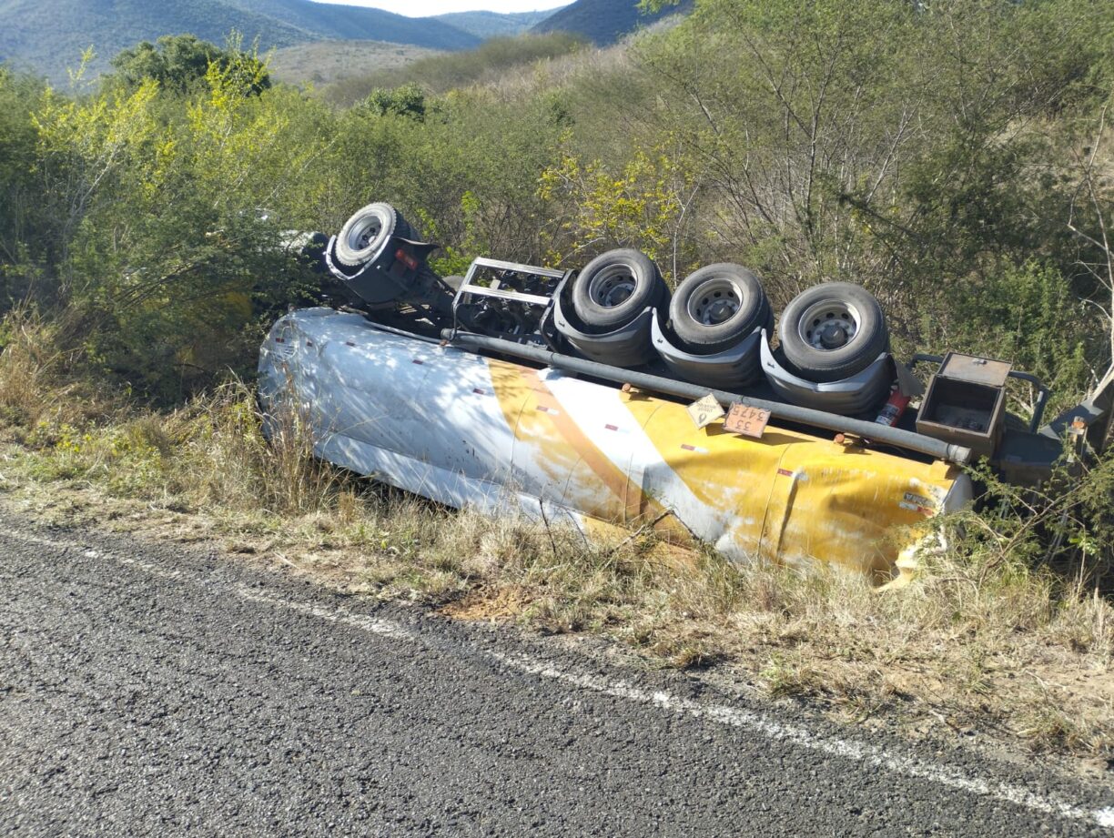 Jequié: Carreta carregada com combustíveis tombou na BR-330 Oeste sentido Pé de Serra.