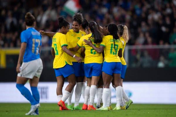 Com Ary inspirada, Brasil estreia com goleada na Copa do Mundo Feminina - É  fuxico.com