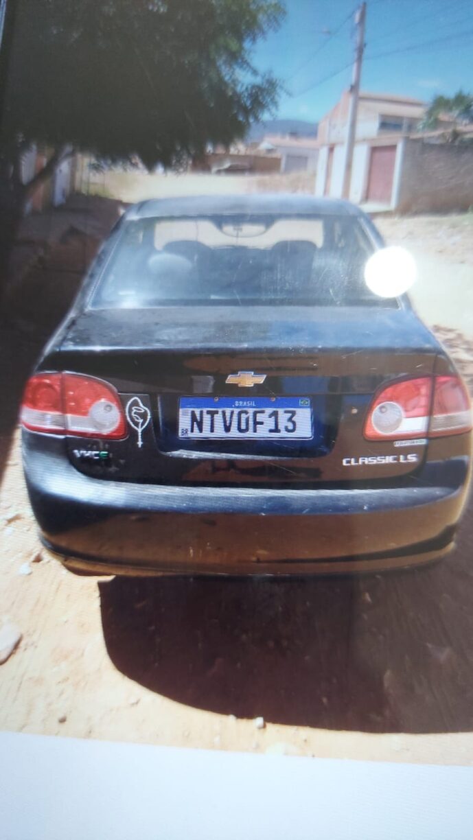 Polícia recupera carro roubado em Livramento do Brumado.