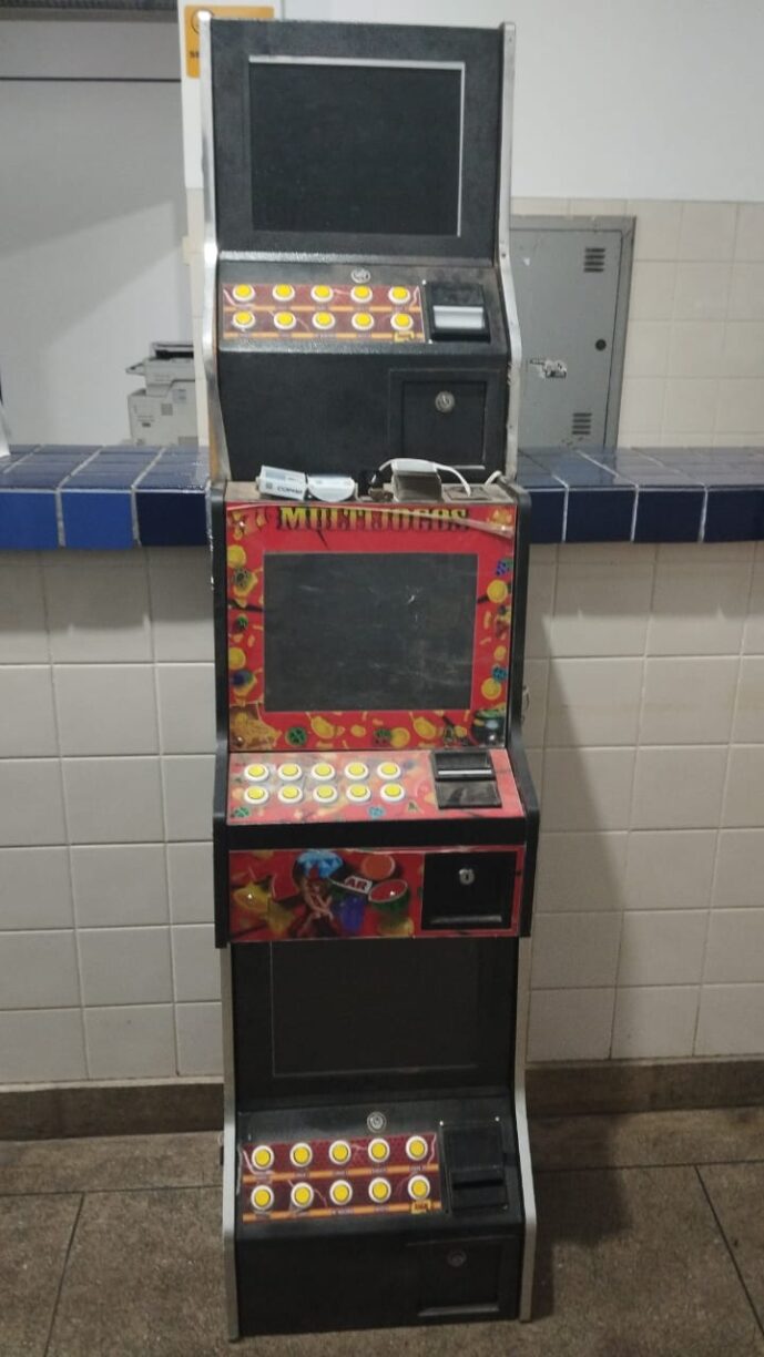 Os equipamentos de caça-níqueis estavam em pleno funcionamento num cômodo reservado do bar que funciona na feira livre | Foto: Grupo de WhatsApp dos praças