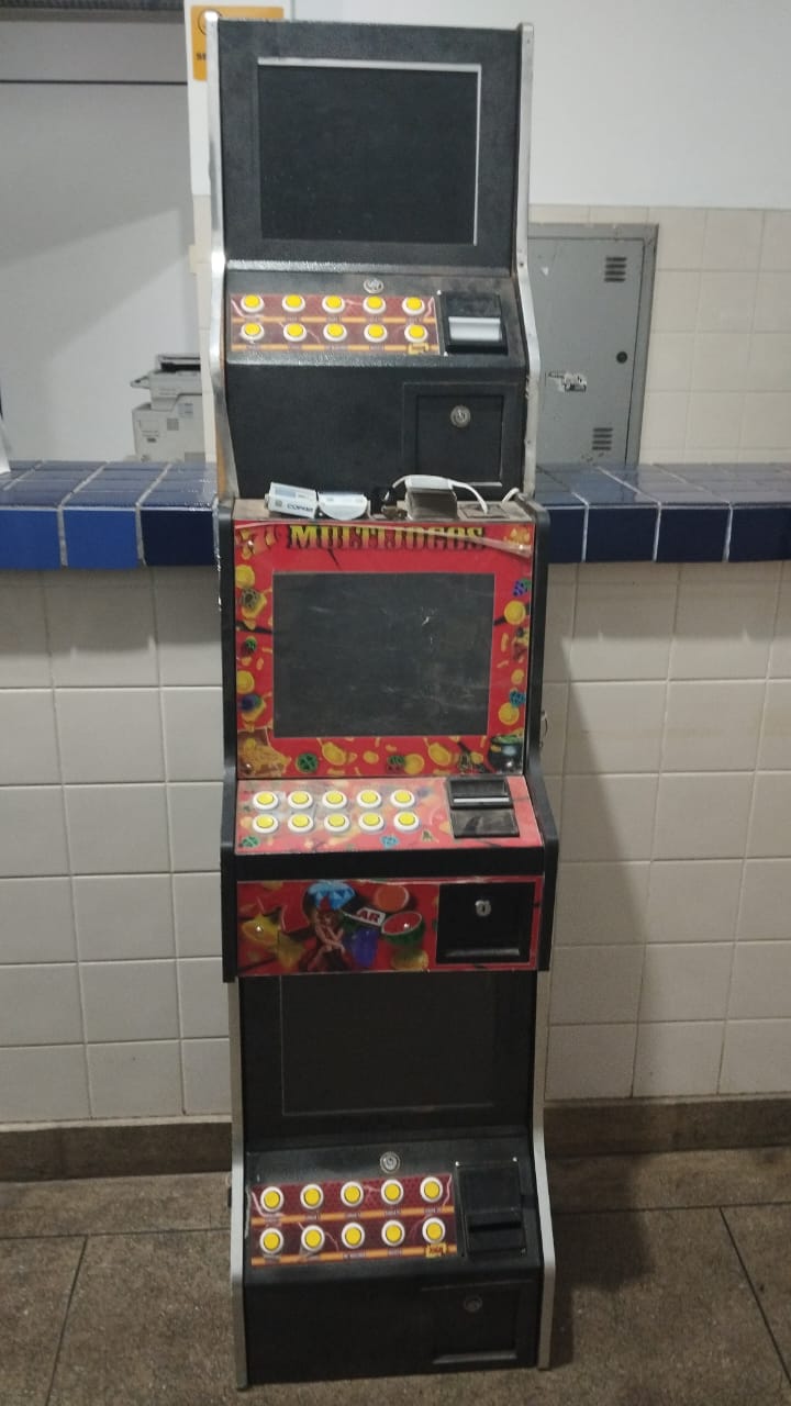 Os equipamentos de caça-níqueis estavam em pleno funcionamento num cômodo reservado do bar que funciona na feira livre | Foto: Grupo de WhatsApp dos praças