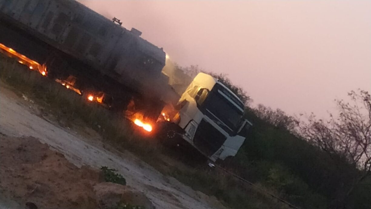 Vídeo mostra momento após caminhão ter colidido com trem na BR-030, em Brumado