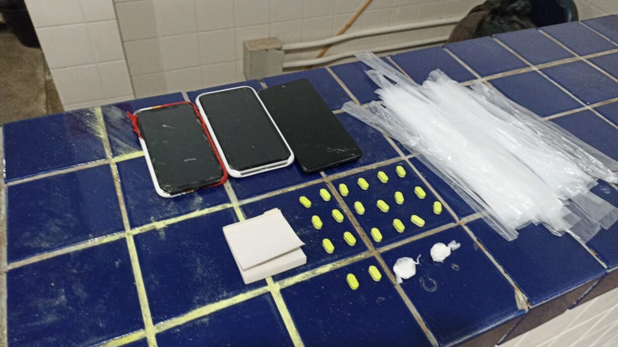 Brumado: Drogas sinteticas e cocaína são apreendidas pelo Esquadrão Falcão no bairro das flores, dois frangos foram detidos.