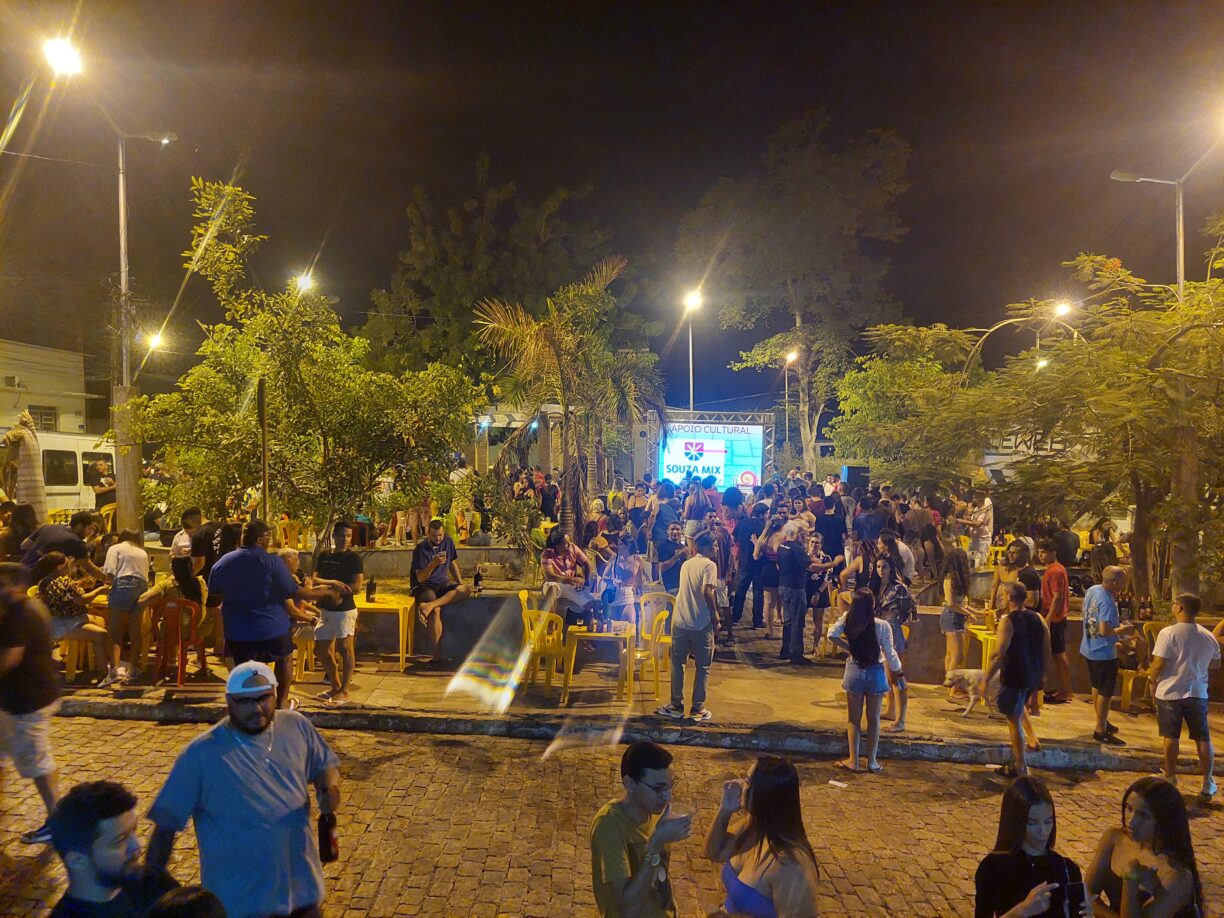 Brumado: Projeto Balança o Chão da Praça marca o “6tôooo” com boa música na praça do Jurema.