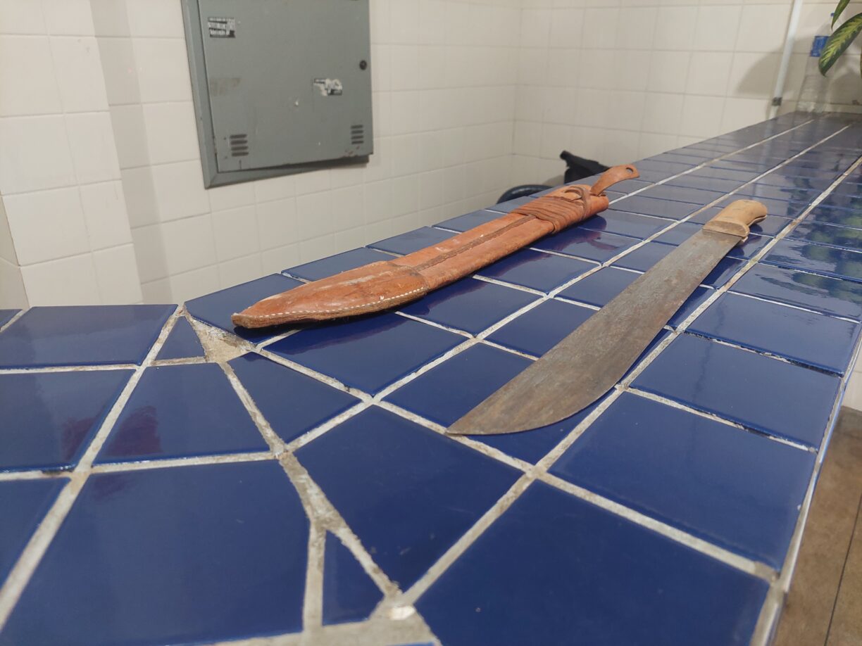 Pague minha porra! Em Brumado, cobradores de Cestas Básicas ameaçam dar panadas de facão em cliente ruim paga.