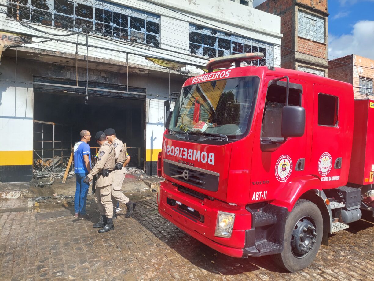 Incêndio de grande proporção em loja no centro, mostra solidariedade dos brigadistas e voluntários e reabre debate sobre a implantação do Corpo de Bombeiros em Brumado.