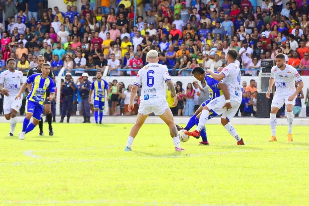 O estagiário tá feliz! Vitória é Jequié se juntam à Bahia e Barcelona no quadrangular final do Baianão.
