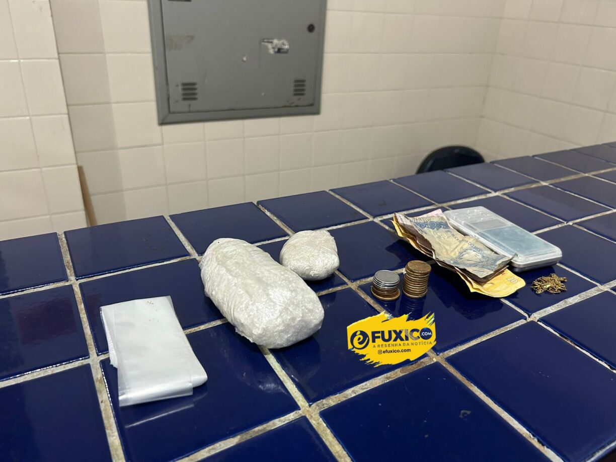 Corre Dan! Polícia Militar estoura biqueira na zona rural de Brumado, casal foi detido um lazarento deu pinote.