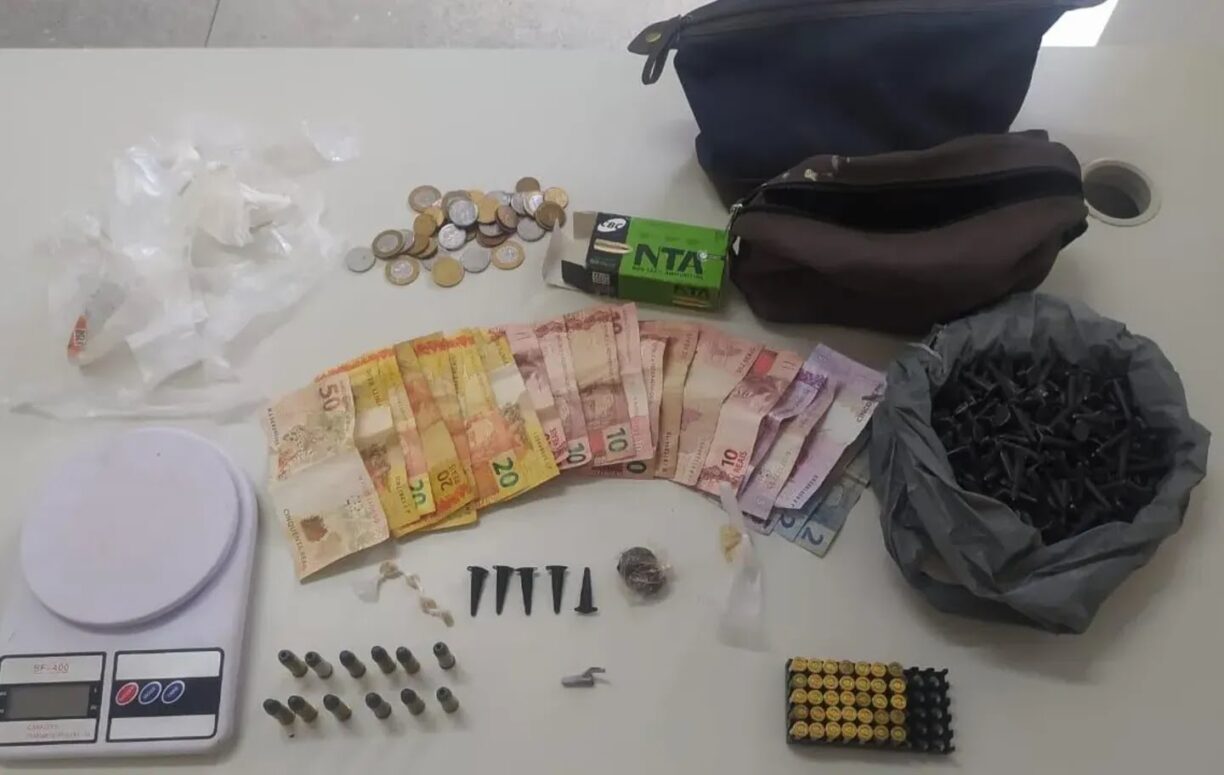 Cu de Chuchu deixou a muie! Drogas e munições são apreendidas pela PM em Jequié.