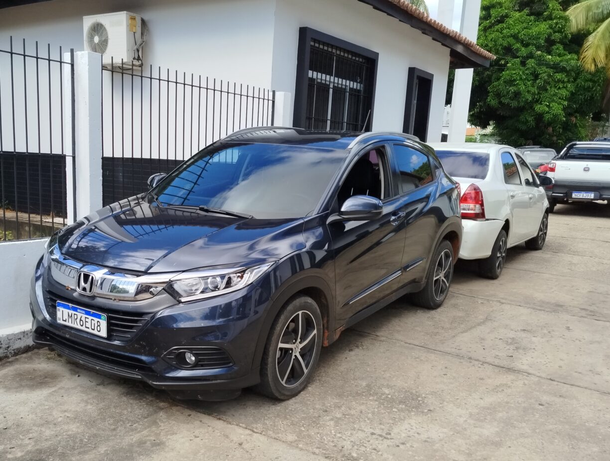 Bolacha quebrada: PM apreende veículo com restrição de roubo/furto em Jânio Quadros.