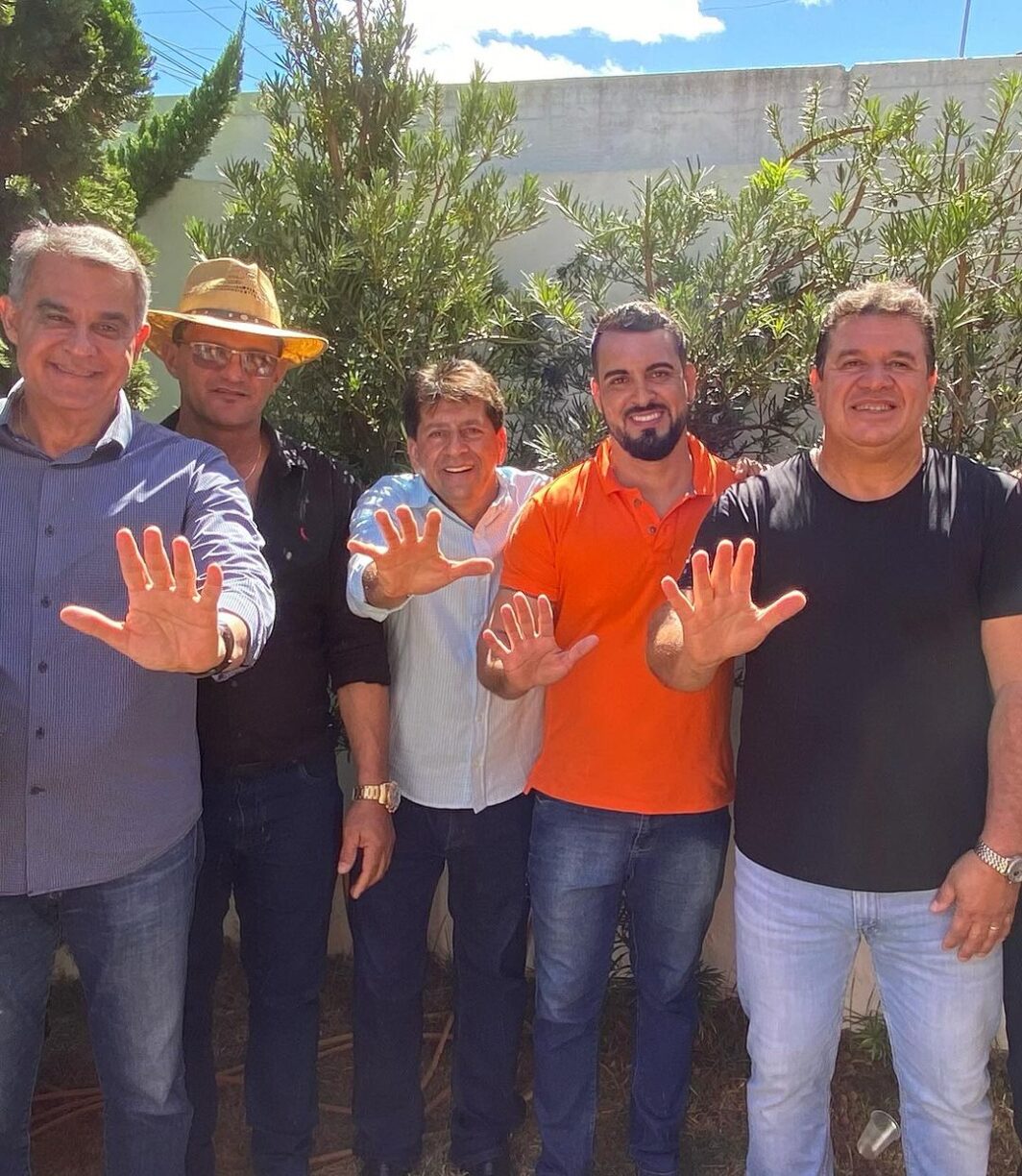 Trabalho! Deputados Sérgio Brito e Marquinhos Viana ao lado dos Pré-candidatos Sérgio Maia e Bismarc anunciam obra de asfaltamento de estrada em Aracatu.