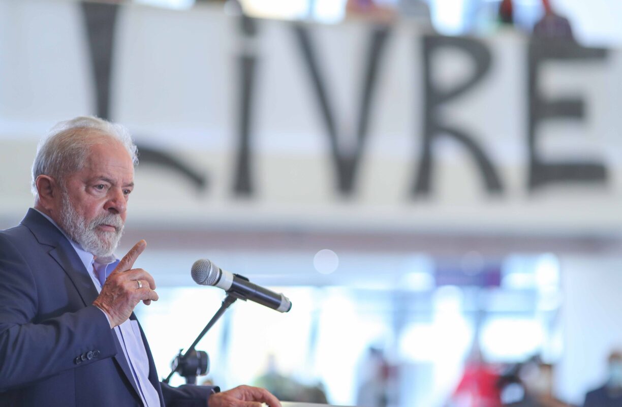 Lula ‘pega ar’ e critica interrupção de programas sociais