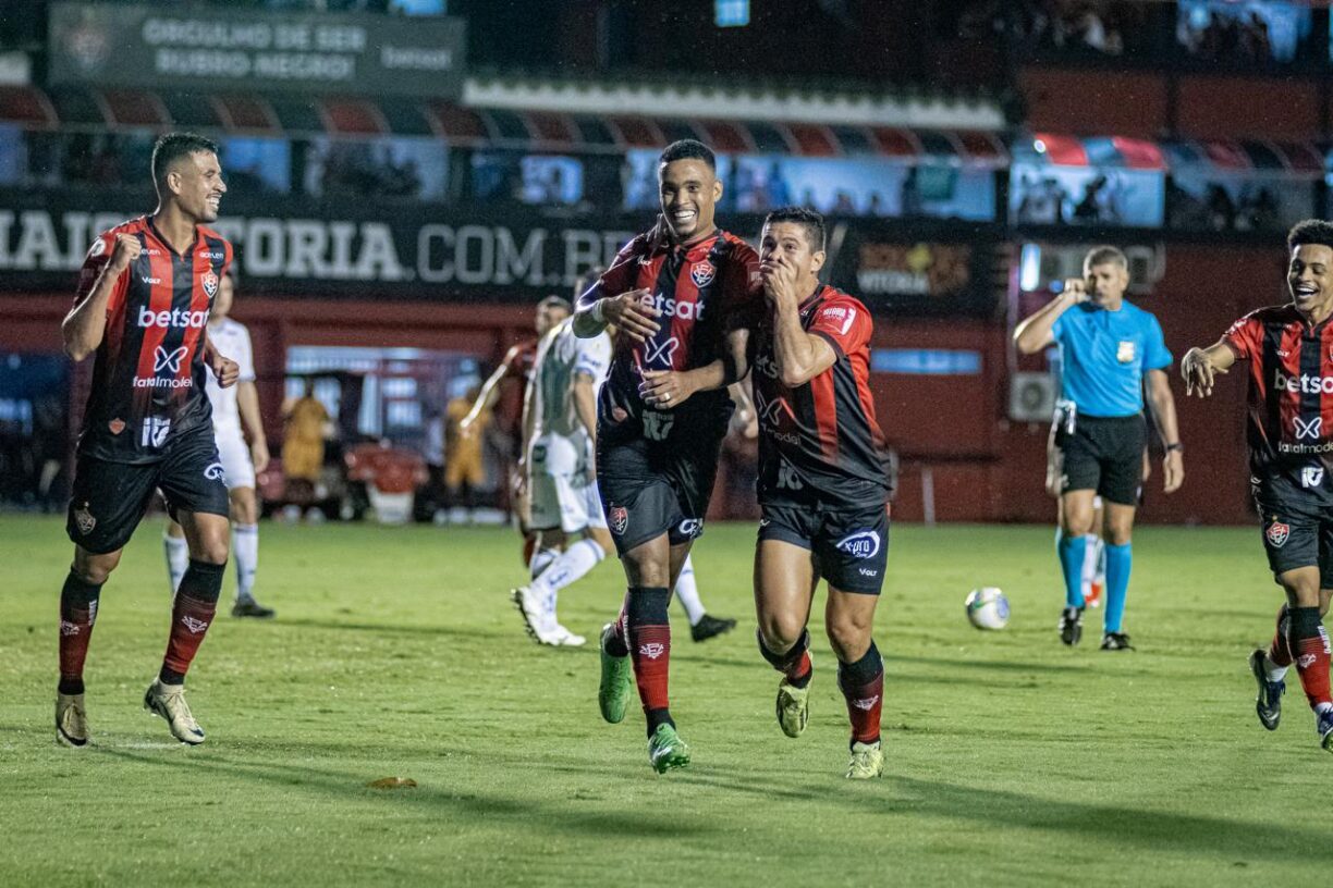 Assista! Vitória entrega a paçoca e leva gol polêmico do Cruzeiro durante o 2×2 no Barradão