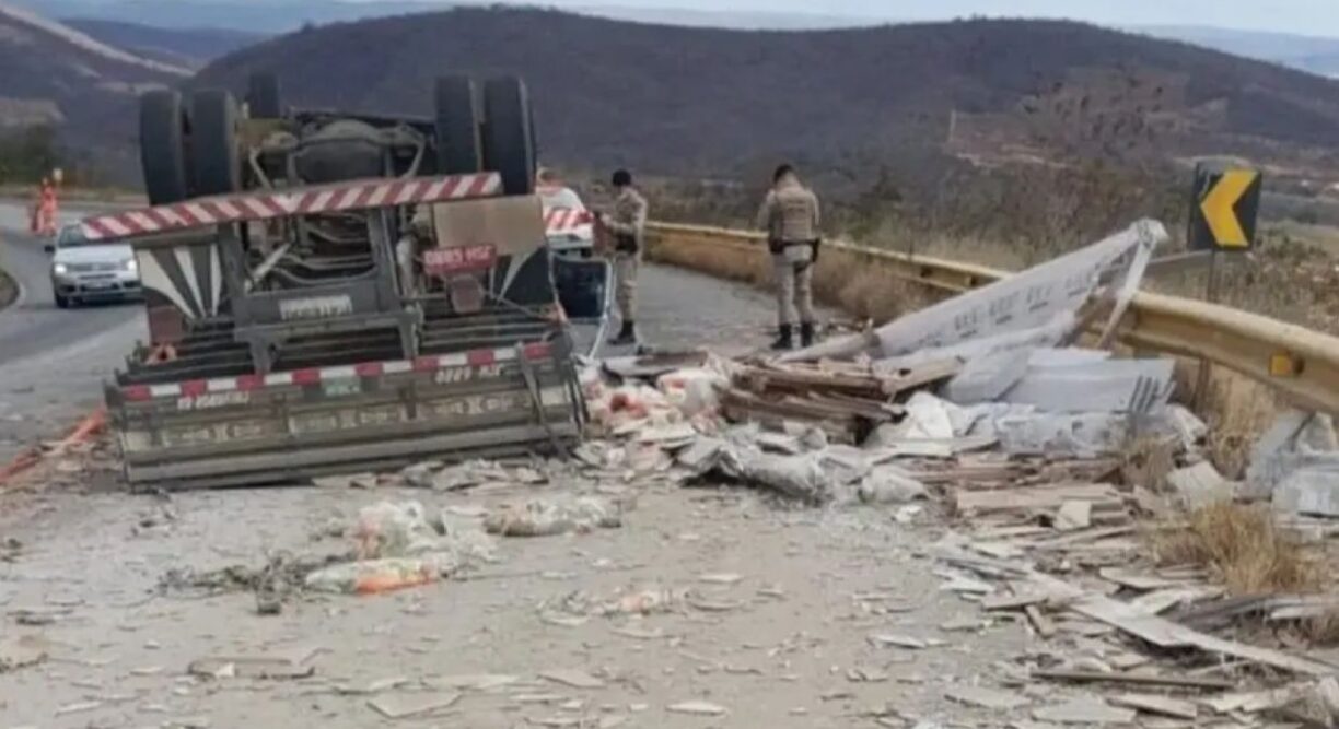 Passageiro morre em acidente com caminhão na BA-262