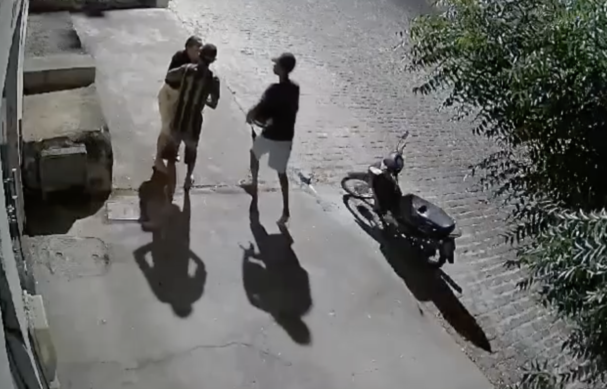 Câmera flagra Cramunhões tomando moto de assalto em Jequié