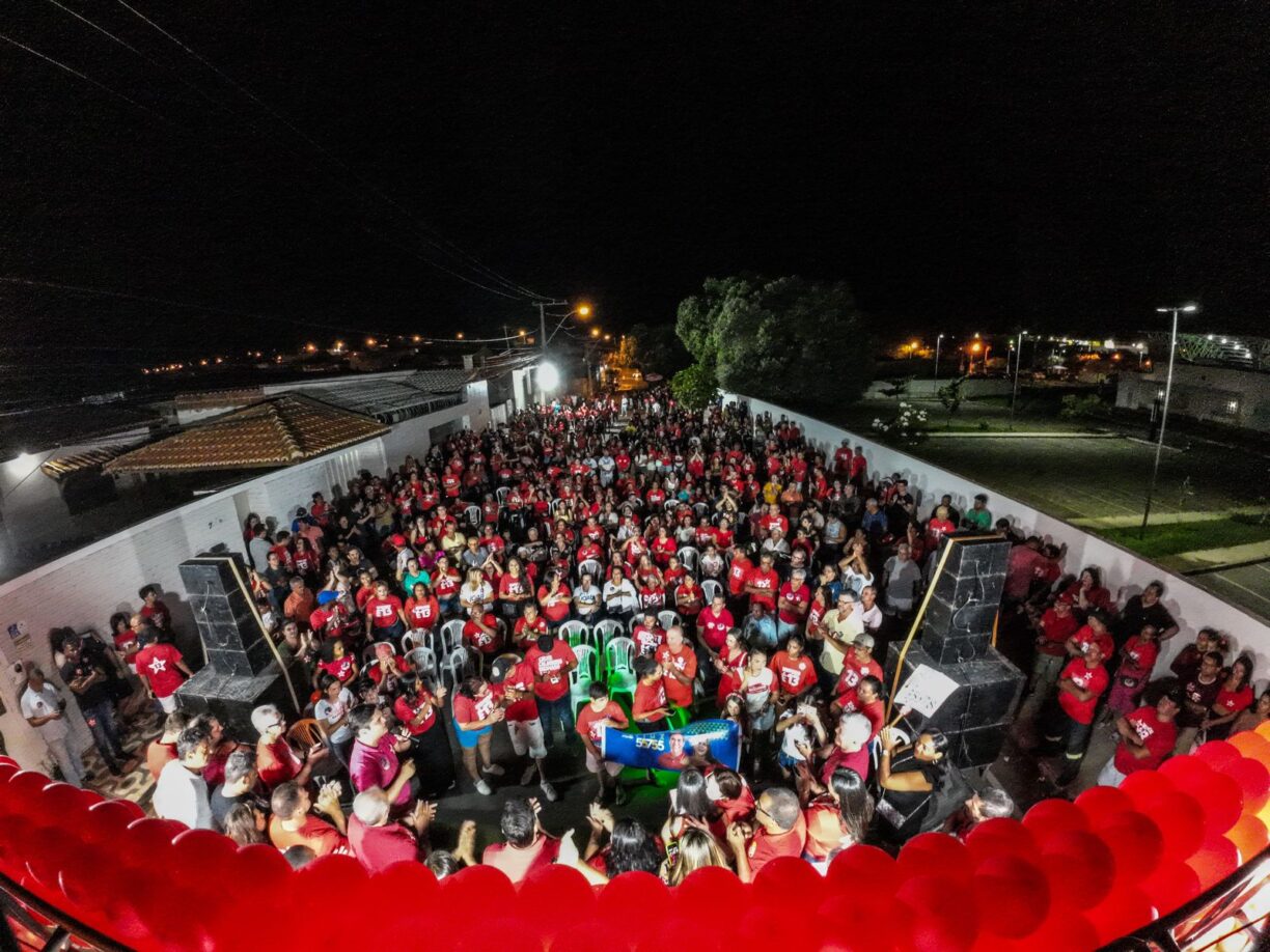 Na companhia de Vitor Bonfim, o deputado mais bem votado de Brumado, Gui e Neidinha se reúnem com moradores do São José (Urbis 1).